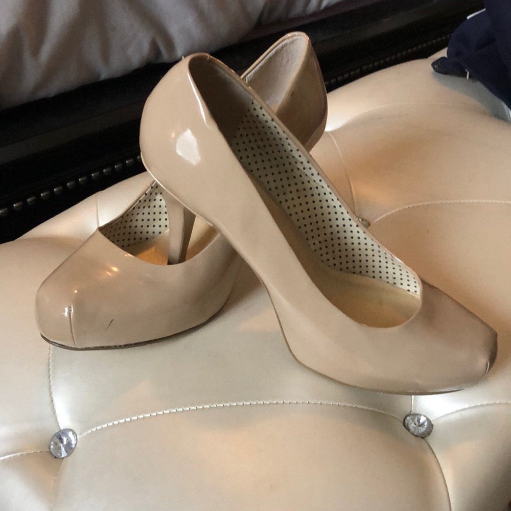 Nude patent leather pump